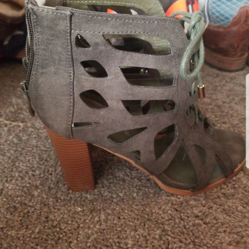 Heels - Picture 3 of 3